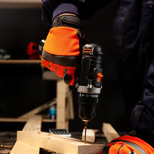 trabajador-de-vista-frontal-con-taladro
